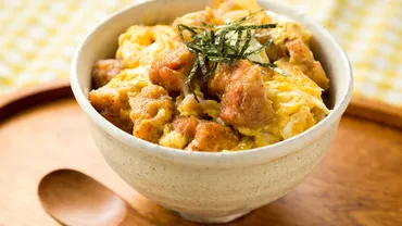 ガッツリボリュームUP！冷凍から揚げで作る男飯気分の親子丼 