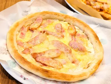 ウインナーとベーコンのクリームチーズのピザのレシピ 