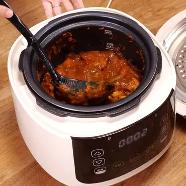 電気圧力鍋は1度使うと手放せない! 濃厚な無水カレーも時短で完成【動画】