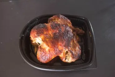 コストコのロティサリーチキンの切り方や温め方＆アレンジレシピを紹介！2025年の値段や冷凍方法、スープの取り方も♪ 