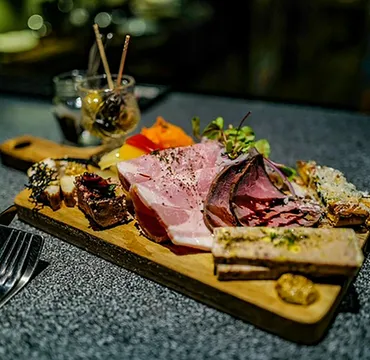 ビストロってどんなお店？起源から日本での多様性まで徹底解説！(？)カジュアルフレンチからネオビストロ、ワインとの相性まで