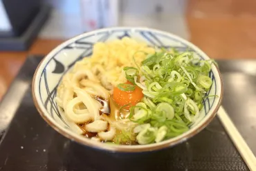 丸亀公式オススメの「釜玉うどん＋天だれ」 やってみたら想定外 ...