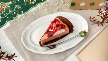 スターバックス新作「ストロベリーチーズケーキ」はどんな味？ホリデーシーズン限定スイーツを徹底解説！スタバ新作「ストロベリーチーズケーキ」の実食レビューと、ホリデーシーズン限定メニュー情報