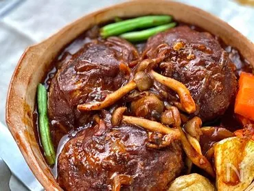 デミグラスソースの煮込みハンバーグ