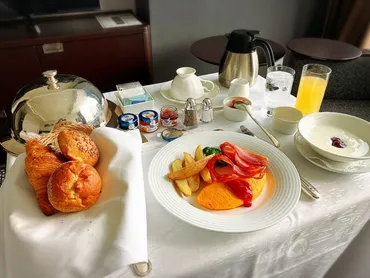 ホテルニューオータニの朝食は最高？魅力的なメニューと予約方法を徹底解説！ホテルニューオータニの朝食：ルームサービス、SATSUKIブッフェ、日本庭園ビュー