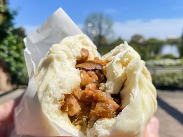 北京飯店」のとろとろ角切り肉と野菜が入った゛五目肉まん゛食べ ...