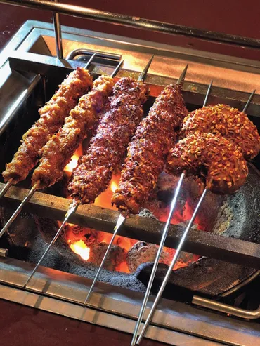 香辛料をまぶした羊肉の炭火串焼き