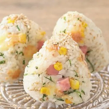 赤しそふりかけとクリームチーズのおにぎり 作り方・レシピ ...