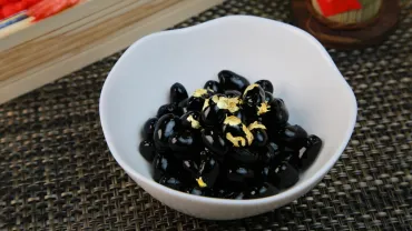おせち料理の秘密とは？込められた意味と盛り付けのコツをご紹介！おせち料理の基礎知識：黒豆、盛り付け、そして願い