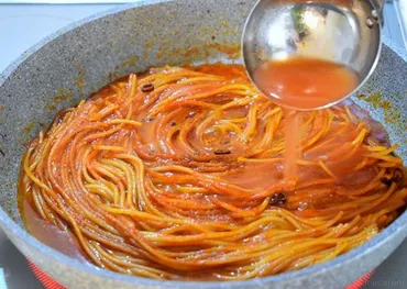 イタリアで大流行「暗殺者のパスタ」レシピ！ゆでずに焦がす ...