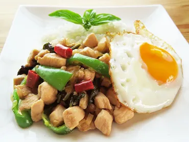 絶品ガパオライス」ナンプラーを使って鶏肉とバジルを炒めた美味しい本格ガパオご飯の作り方/レシピ。