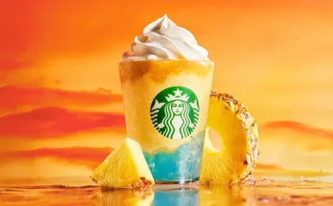 スターバックスから、夕暮れ時のビーチをイメージした「サンセット パイン フラぺチーノ®」が期間限定 で販売！シトラス果肉＆塩味の効いた青色のシーソルトジェリー＆甘酸っぱいパイナップルの果汁感が楽しめる♡ 詳細記事 