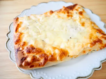 シャトレーゼ】糖質を気にせず楽しめる!?気になる味や食感をご紹介「糖質85%カットのピザ 4種のチーズ」