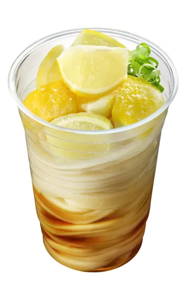 丸亀製麺、振って味わう「丸亀シェイクうどん」に凍らせレモンなどを添えた新商品発売