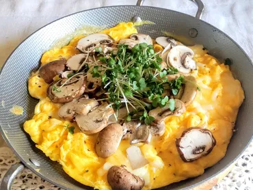 たんぱく質はリッチに】卵好きに贈る『マッシュルームとチーズのスクランブルエッグ』美肌レシピ 