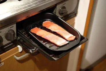 和平フレイズのグリルパンで「魚焼きグリル使わない問題」を解決！ ニオイが気にならない＆洗い物も減らしてくれるってすごいぞ… 