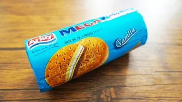 業務スーパーのサンドイッチビスケットは美味しい？種類や価格、実食レビューを紹介！業務スーパーのサンドイッチビスケット：バニラ、チョコ、ストロベリー、3つのフレーバーを食べ比べ！