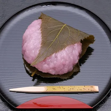 桜餅の葉は食べられる?桜の葉が使われている理由や特徴を徹底解説