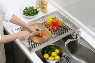 キッチンの作業スペース不足を解決！便利で頑丈なシンク作業台の魅力 