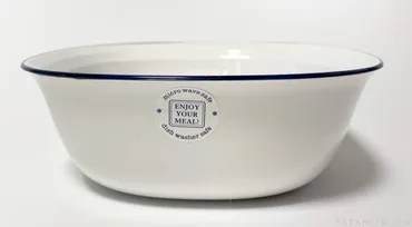 100均の白いボウルに青い縁の『SAIボウルLホワイト』が使いやすいサイズ感！ 