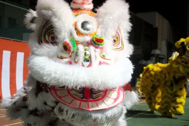 爆竹、獅子舞と大盛り上がり!横浜中華街の春節カウントダウンへ行ってきました。