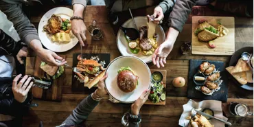 ビストロ」ってどんな店？「バル」「ブラッスリー」の違いも解説 