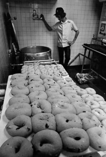 ベーグルってどんな食べ物？：歴史と製法、アレンジ方法まで徹底解説！(？マーク)ベーグルの歴史と製法：外はカリッと、中はもちもち食感の秘密