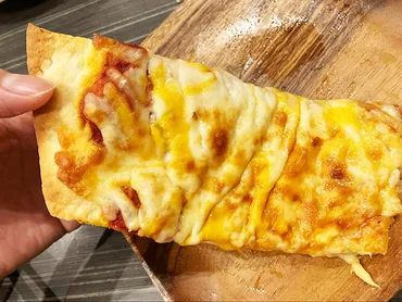 チーズの量が凄い！「クワトロチーズピザ」巨大なコストコピザの焼き方＆冷凍保存方法