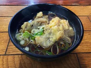 濃いめの汁に舞茸天と本格的な蕎麦をつかった上毛高原駅にある立ち食いそば屋「上毛高原そば」