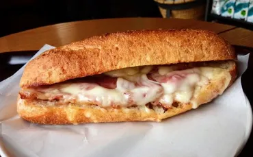 スタバ裏技】スタッフ直伝！ ハムとチーズの「石窯フィローネ」にはちみつをかけると絶品だよ！ 