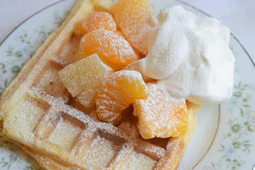 レシピ「アップルマンゴーとホイップクリームのパンケーキ」ワッフルにたっぷりのホイップクリームとアップルマンゴーをのせてみました。フルーツの甘さとワッフルがよく合います。