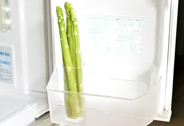 農家直伝】アスパラの保存は野菜室NG！冷蔵庫のドアポケットに立てて保存…が正解だった!? 