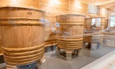 日本酒の聖地・三輪で酒を醸す ~ ゛うま酒三輪゛の魅力を詰め込んだ「三輪伝承蔵」 – 酒専門店 鍵や