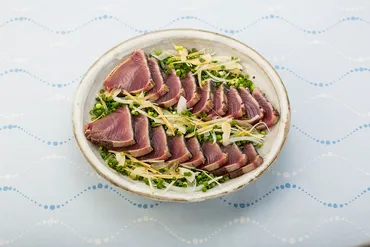 カツオのタタキ！高知の味を徹底解剖！タタキの定義、歴史、調理法、そして魅力とは？高知が誇る絶品！カツオのタタキの世界へ