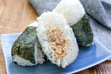 ツナマヨおにぎりは腐る？食中毒のリスクと安全な食べ方、保存方法を徹底解説！ツナマヨおにぎりの腐敗と安全な食生活