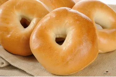 ベーグルって何？起源、特徴、作り方からアレンジまで！（ベーグル、パン）ベーグルの世界へようこそ！特徴、作り方、カロリー、そしてパンとの違いを徹底解説！