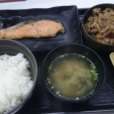 吉野家 牛鮭定食に含まれるカロリーと栄養情報