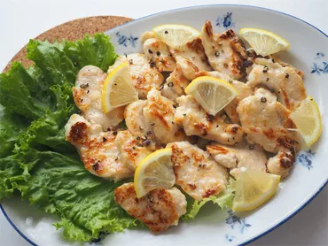 猛暑だから鶏むね肉は「レモンバターソテー」にしよう!お肉しっとりの秘密は塩麹♪さっぱり食べられる♡