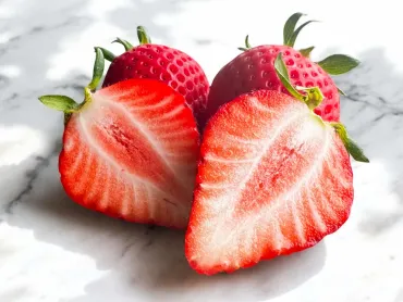 群馬の赤い宝石『やよいひめ』の魅力とは？いちご(品種)の秘密を探る！群馬県産『やよいひめ』：甘さと美しさを堪能する