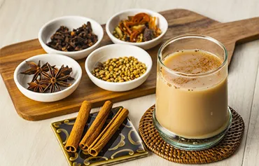 チャイってどんな飲み物？チャイの歴史と多様な楽しみ方とは？チャイの世界へようこそ！歴史、種類、作り方、アレンジ…チャイの魅力を徹底解説