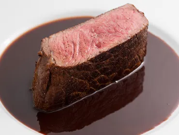 肉料理のレシピ荻野伸也シェフ 塊肉をフライパンでダイナミックに「土佐あかうしのステーキ アルマニャック・ソース 」