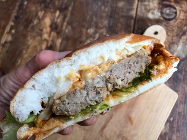 コメダ珈琲のハンバーガー「自慢のドミグラスバーガー」は肉厚で大きい!四つ切りが◎