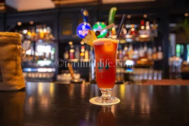 名門ラッフルズホテルのロングバーで飲む本物のシンガポールスリング 