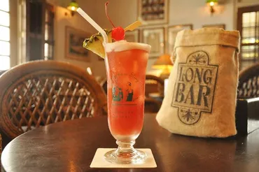 名門ラッフルズホテルのロングバーで元祖シンガポール スリングに舌鼓 