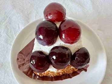 シャトレーゼ】ぶどうの季節がやってきた！「フルーツボンブケーキ山梨県産ピオーネ」が絶品すぎ～《実食レポ》 