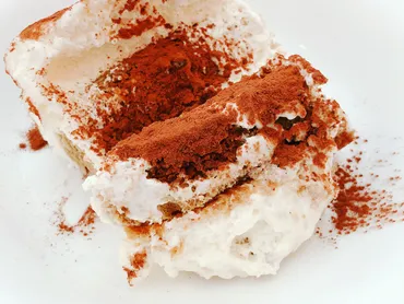 イタリア直輸入！サイゼリヤ「ティラミス クラシコ」が美味しい。試食レビューとカロリー情報などまとめ 