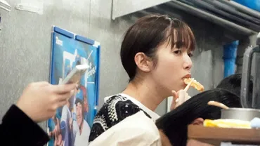 佐藤栞里 人気立ち食いうどん店で「腹ごしらえ中」の存在感 