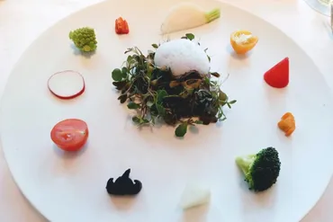 年間生産200頭の希少な牛肉も。広島の食材を人気シェフがコース料理に