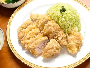 重厚な扉の向こうにある「手間暇惜しまぬ」至福のカツレツ ― ぽん多 本家