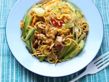 インドネシア風甘辛焼きそば「ミーゴレン」をナンプラーとケチャップ、にんにくガツンで作るレシピ 